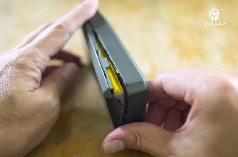 Sạc dự ph&ograve;ng bị vỡ, nứt