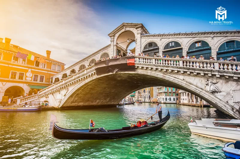 Ngồi thuyền Gondola tham quan tại Venice
