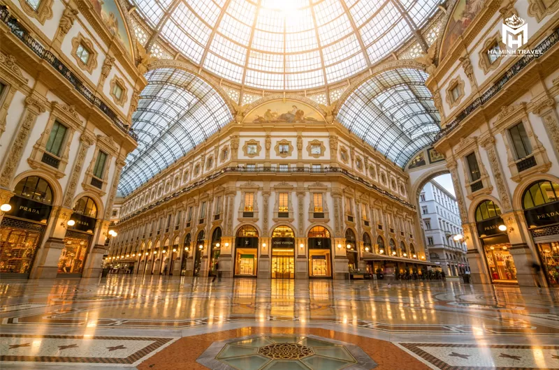 B&ecirc;n trong khu mua sắm Galleria Vittorio Emanuele II