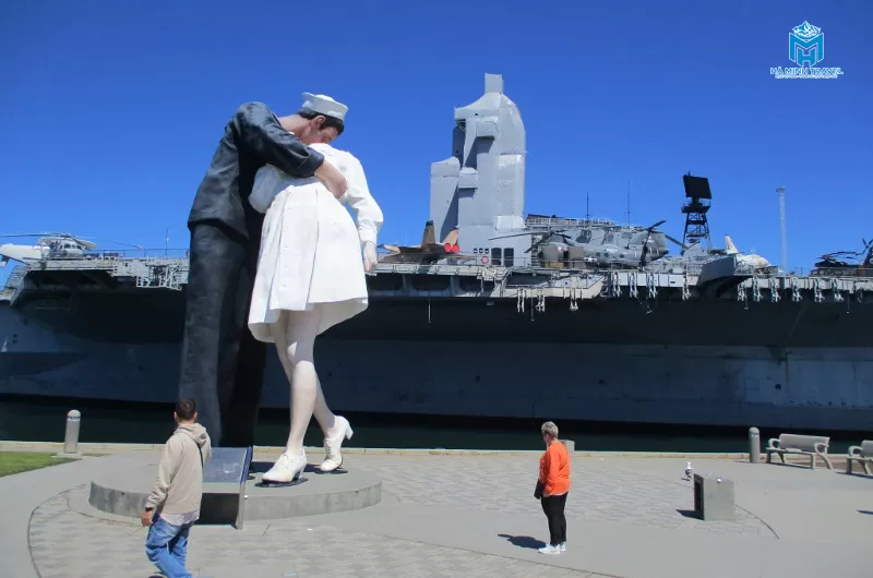 Bức tượng ch&agrave;ng l&iacute;nh Hải qu&acirc;n v&agrave; c&ocirc; y t&aacute; nổi tiếng